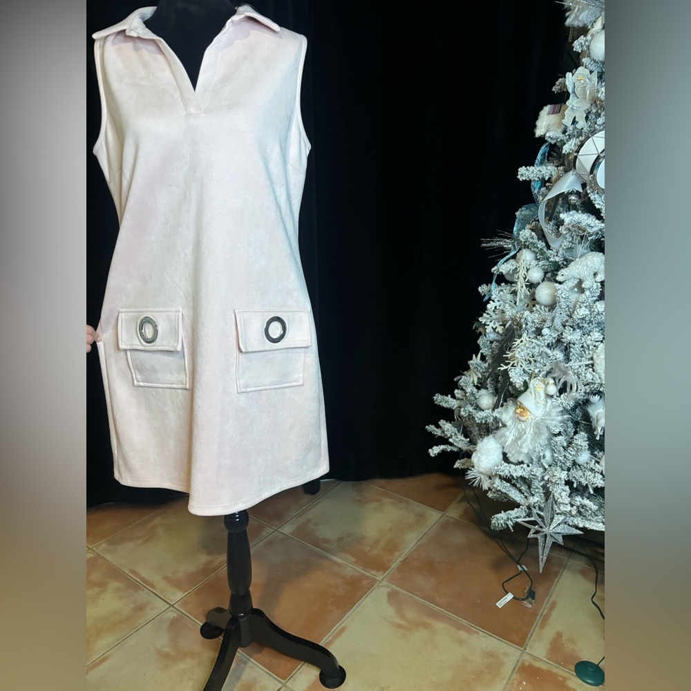 Sleeveless pink velvet dress